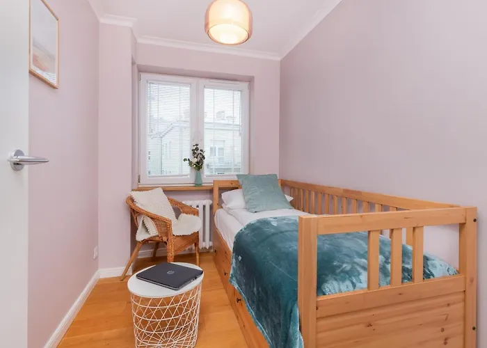 Cozy Pastel Two Bedroom In By Renters * 그디니아