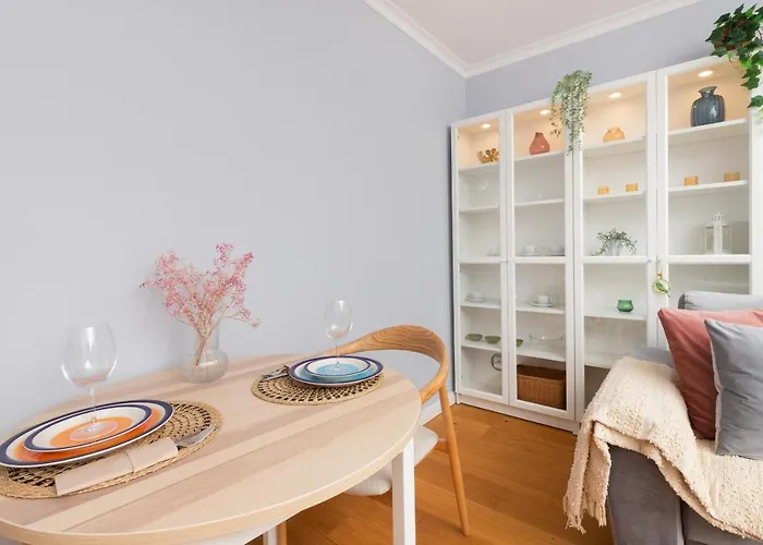 Cozy Pastel Two Bedroom In By Renters 아파트 그디니아