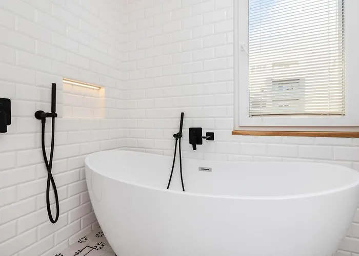 Cozy Pastel Two Bedroom In By Renters * 그디니아