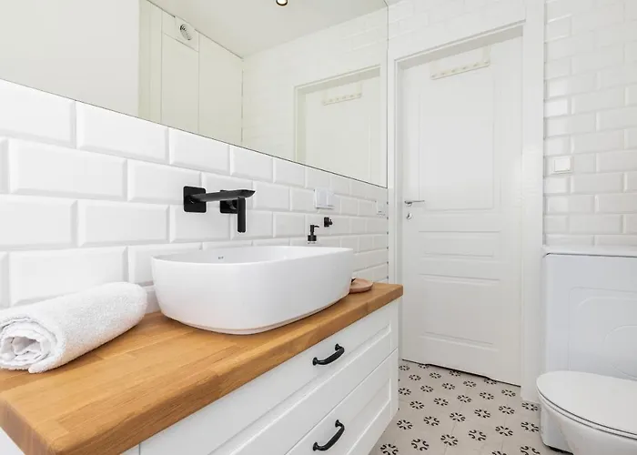 아파트 Cozy Pastel Two Bedroom In By Renters 그디니아